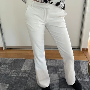 Vita kostymbyxor med eget tillagt foder från Bik Bok - Snygga vita kostymbyxor från Bik Bok i Vera modellen. Byxorna har medelhög midja som det står på hemsidan. Perfekta för en clean och stilren look. När de köptes tyckte jag att de var för genomskinliga så skräddaren la till ett foder så att de blev helt perfekta.