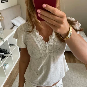 Vit spetsblus  - Supersöt vit blus, i strl xs. Säljer då den blivit för liten för mig!! Tröjan är från shein💓💓