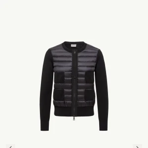Svart cardigan jacka från Moncler - Äkta! Har kvar kvitto och alla påsar och kartonger jackan kom i! Använd få tal gånger men har ett litet hål vid ena armen som nog går att fixa, men därav pris.