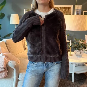 Grå cardigan med päls - Mysig teddykofya med stickade ärmar och ribbade muddar. Lik moncler cardigan❣️