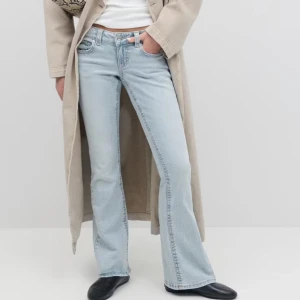Ljusblå bootcut jeans från Gina Tricot  - Säljer dessa populära low waist bootcut jeans från Gina Tricot i storlek 32🩵