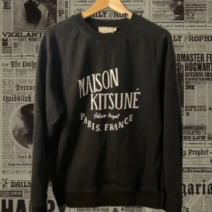 Maison Kitsuné svart sweatshirt M - Snygg svart långärmad tröja från Maison Kitsuné som är perfekt till hösten. Modellen på bilden är 180 och väger ca 70kg, passar även om man är lite mindre. Bra skick💯🙌