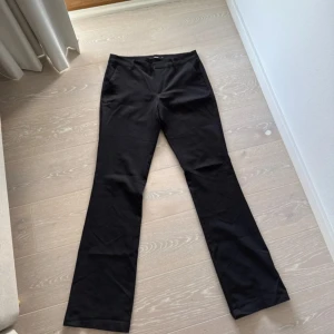 Svarta bootcut kostymbyxor BikBok - Svarta kostymbyxor från BikBok i storlek 40. Byxorna har bootcut-ben och är lågmidjade. Små i storleken, brukar vanligtvis ha storlek 38 men 40 i dessa