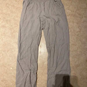 Beiga linnebyxor  - Säljer nu ett par linnebyxor då de är försmå💕  Använda flitigt där av svarta fläckar nere vid byxkanten, annars i väldigt fint skick💕  Storlek 160💕