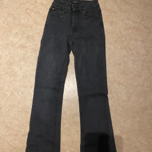 Svarta utsvängda byxor - Säljer nu mina svarat utsvänga byxor då de är för högmidjade för mig💕 jättefina i skick och använda några gånger💕  Storlek 32💕