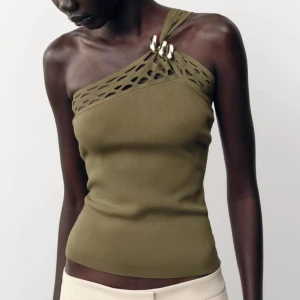 Olivgrön oneshoulder topp - Helt oanvänd topp från Zara!