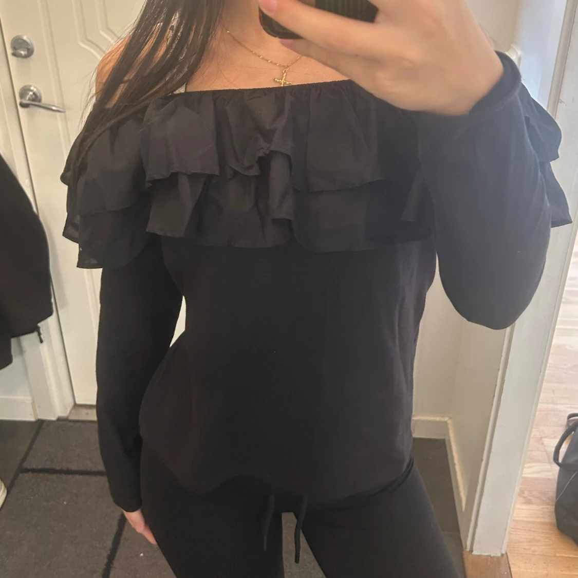 Svart offshoulder topp med volanger