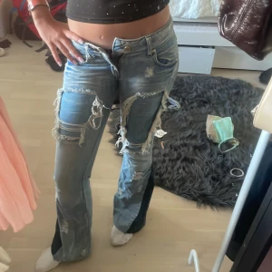 Met jeans🇮🇹🥰 - Jättebra skick. Unika lågmidjade jeans från met med coola slitningar. Inga defekter.  Pris går att diskutera återkom med midjemått och längd 
