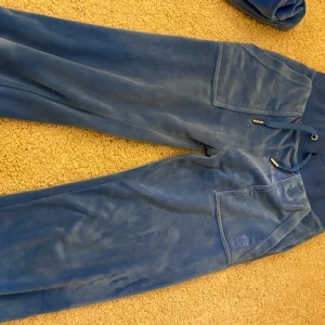 Juicy set - Säljer nu mitt juicy set för att de inte längre kommer till användning , tröjan är i storlek xs och byxorna i xxs 