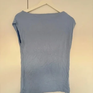 Ljusblå ärmlös topp från 157 - Säljer en ljusblå, enkel och stilren topp från 157 i storlek M. 