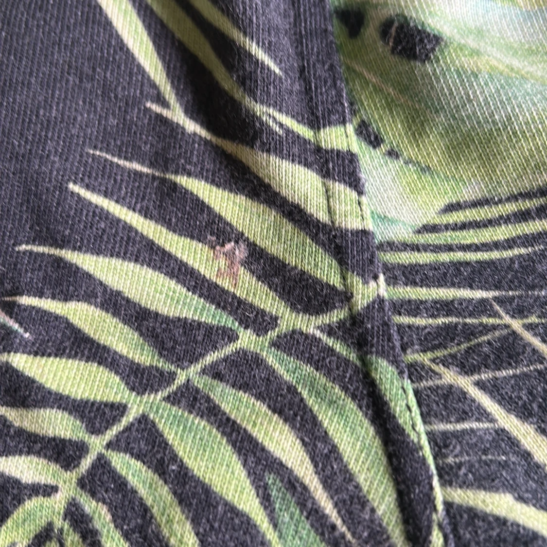 Svarta shorts med tropiskt mönster - 3