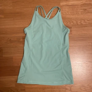 Ljusblå tränings linne  - Supersnygg ljusblå tränings  linnetopp säljer för att den inte kommer till andvändning akrov vid funderingar 💗