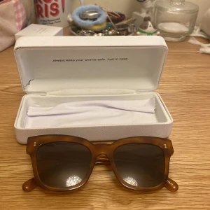 Bruna solglasögon från CHIMI - Snygga solglasögon från CHIMI med fyrkantig form och tjock brun ram. Kommer med originalvitt CHIMI-fodral som är lite trasigt inuti men det är inget som har påverkat funktionen.