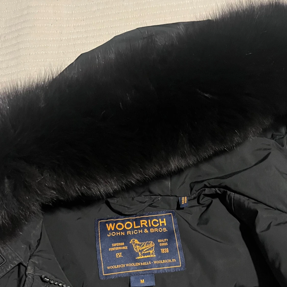 Svart parkas från Woolrich med pälskrage - 1