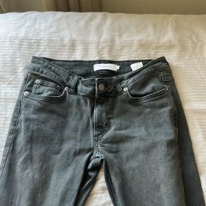 Grå jeans från Junkyard - Gråa bootcut Jeans från junkyard i strl S  i bra skick 