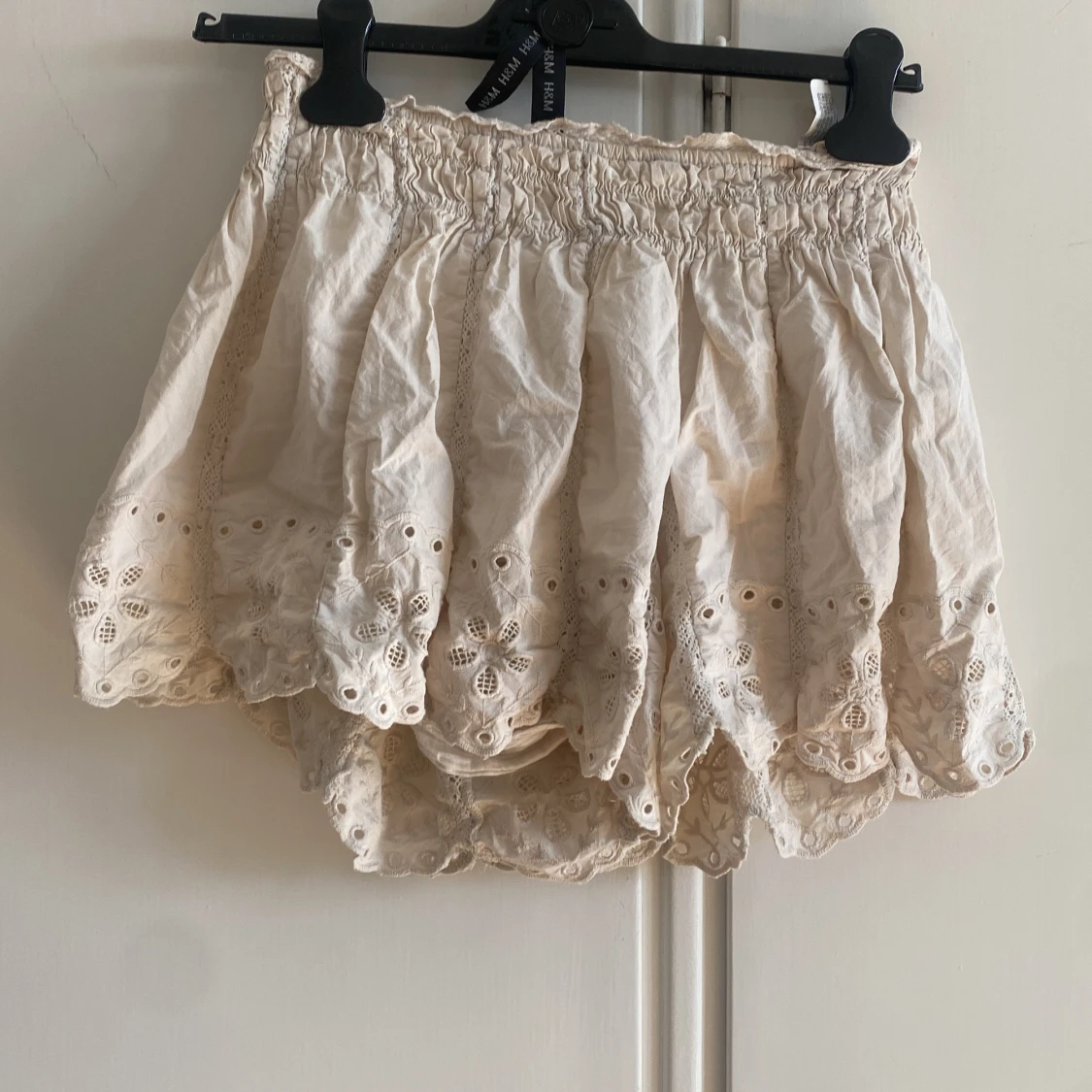 Vita broderade shorts med spetskant från Zara