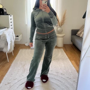 Grönt juicy couture set - Säljer grönt juicy couture set. Säljer tillsammans men går att även köpa separat vid snabb affär. :)) S i byxorna Xs i tröjan.