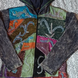 Patchwork hoodie från Rising Tide - Färgstark patchwork hoodie med broderade detaljer från Rising Tide. Passar XS/S. Jackan har dragkedja, huva och långärmade ärmar. Framsidan är dekorerad med lappar i olika färger samt broderade mönster. Mycket bra skick, rekommenderar starkt⭐