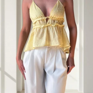 Gul topp - Gul v-ringad topp med öppen rygg. Super söt!