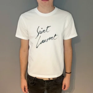 Saint Laurent T-shirt  - Saint Laurent T-shirt | storlek s | skick 10/10 | fraktar via PostNord eller Instabox på köparens bekostnad | hör av dig vid funderingar 