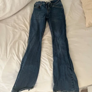 Bootcut Gina tricot jeans  - Org pris 500 Snygga blå Gina tricot jeans med klassisk bootcut passform. Jeansen har fyra fickor, normal midja och är tillverkade i mjukt denim med lite stretch. Villket gör dem väldeligt bekväma.. och får fin röv i dem 😂men som sagt lite slitna längst ner 