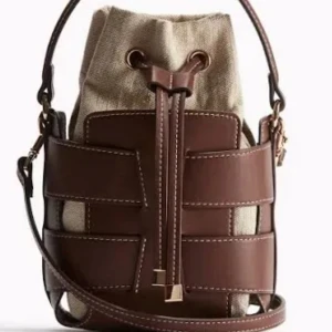 Populär hm väska  - Super snygg och populär väska från h&m. Slutsåld i butik❤️ Bud börjar på 450kr men är öppen på att diskutera pris
