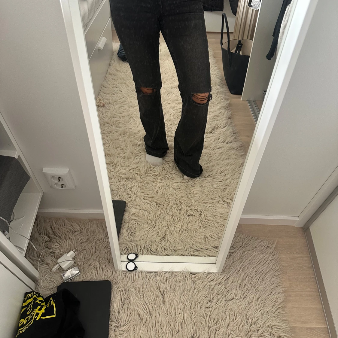 Svarta bootcut jeans med slitningar - 1