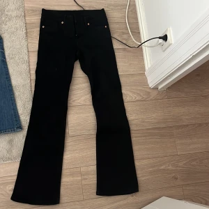 Svarta bootcut jeans - Säljer ett par svarta jeans med bootcut-modell pga att de aldrig kommit till användning.
