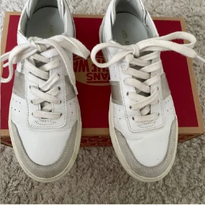 Vita sneakers Axel Arigato med silverdetaljer - Snygga vita sneakers från Axel Arigato med silvriga detaljer på sidorna och klassisk snörning. Skorna är i skinn och har en stilren design med rund tå och platt sula. Perfekta för dig som gillar minimalistisk och trendig stil. Köpta för ungefär ett år sedan på Plick och har använt dom cirka 3 gånger så bra skick. Storlek 37 och är normalstora. Ingår ingen sko låda! Original pris 2000kr Kontakta mig om ni har frågor 🫶🏻💕