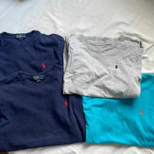  Polo Ralph Lauren t-shirts xs/s 299st - 299 styck  kan gå ner i pris snabb affär Fyra klassiska t-shirts från Polo Ralph Lauren i färgerna marinblå, grå och turkos. Alla har rund hals och den ikoniska broderade loggan på bröstet. Tillverkade i mjuk bomull och har en normal passform. Perfekta för en clean och stilren look.