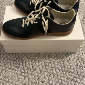 Maison Margiela - Maison Margiela skor och tillkommer allt og. Väldigt fint skick och hör bara av er vid fler frågor. Jag bjuder på frakten om det är så 😃