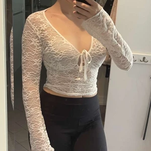 Vit spetstopp med knytning - Vit spetstopp med knytning fram! Liknar Venderbys! Storlek XS