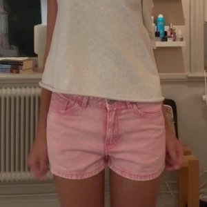 Ljusrosa jeansshorts med fem fickor - Supersnygga ljusrosa lågmidjafe shorts, säljer då jag har liknande. Dem är i storlek 36 men är lite små i storleken! 💕