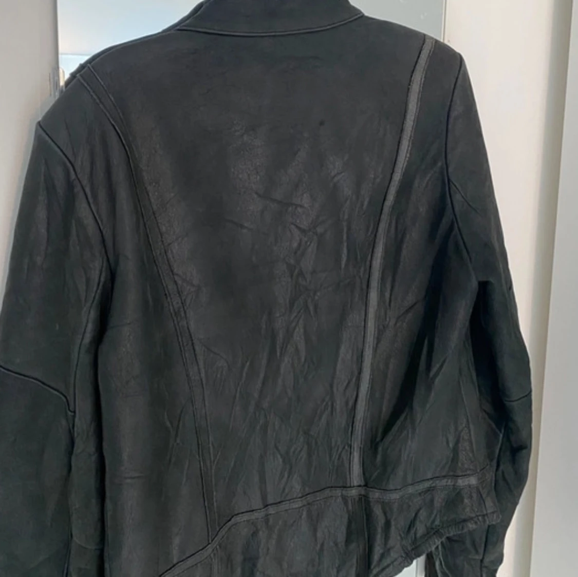 Svart skinnjacka med dragkedjor - 2