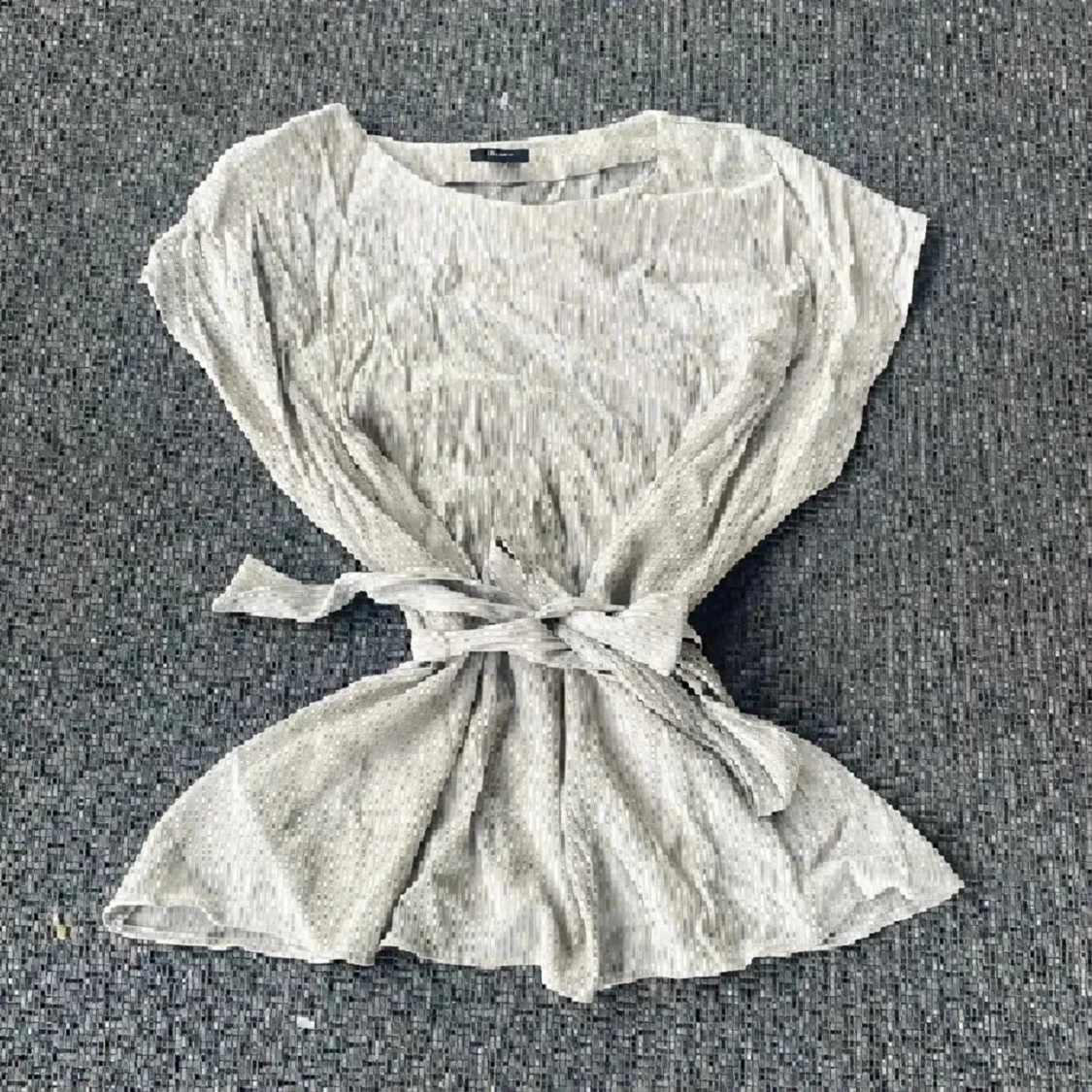 Ljus topp med knyt i midjan - 1