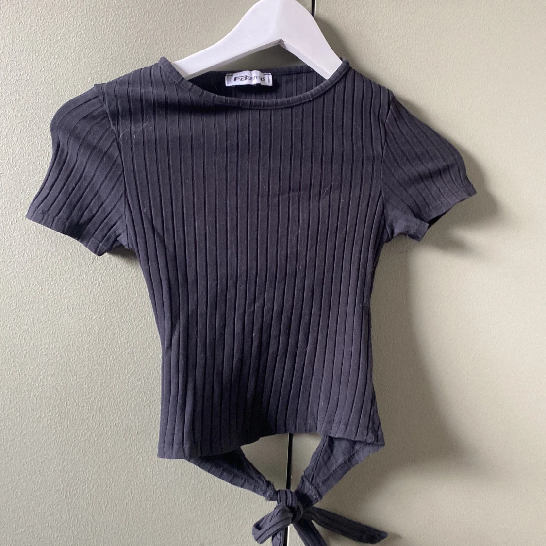 Svart ribbad knyt-topp