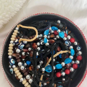 Färgglada pärlarmband med elefantberlock från Spanien aldrig andvända! - Priset är totalt för alla armband. (Får allt för 25 kr) Armband med pärlor i olika färger och silverfärgade detaljer. Ett armband har en söt elefantberlock i metall och färgglada pärlor, det andra har röda och silverfärgade pärlor samt blå evil eye-pärlor. Båda har justerbara svarta snören för perfekt passform. Ögat skyddar mot negativ energi,avundsjuka och skada. Det blåa skyddar mest och mer vanligt. 