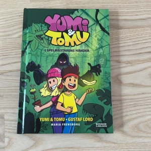 Yumi & Tomu: I Spelmästarens händer - Följ Yumi och Tomu, två bästa vänner och Youtube-stjärnor, när de fastnar i en fälla av den mystiska Spelmästaren! Fylld av köttätande blommor, radioaktiva bananer och massor av slime – ett äventyr du inte vill missa!