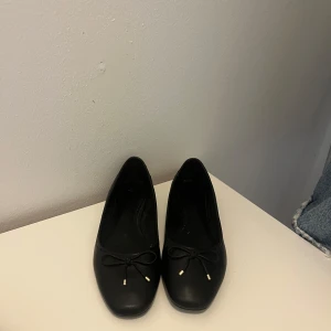  ballerinaskor  - Svarta ballerina skor från hm som används 1 gång eftersom dom inte passa mig 🩷🩷🩷