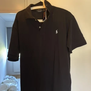 Svart Polo Ralph Lauren t-shirt XL - Svart t-shirt från Polo Ralph Lauren. Skulle säga den sitter som Xl till L säljer för den inte passar mig 