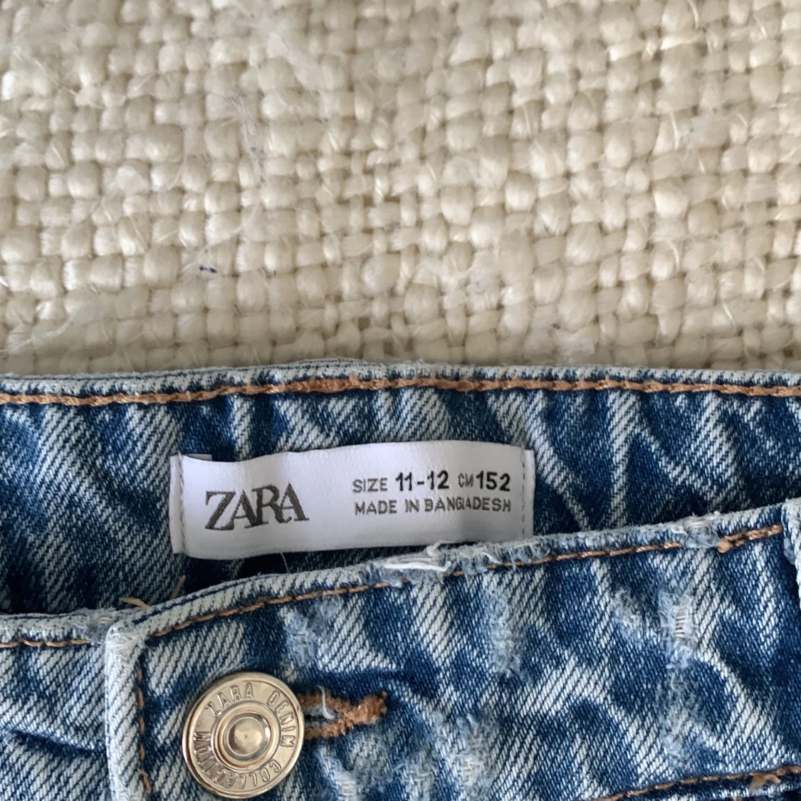 Blå jeansshorts med volang från Zara - 3