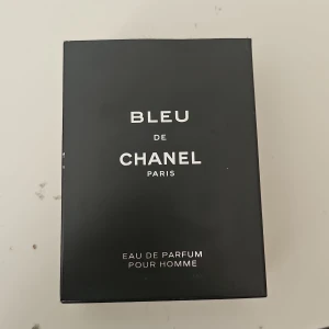 Bleu de Chanel Eau de Parfum - Bleu de Chanel Eau de Parfum för herrar. Flaskan är mörkblå och fyrkantig med stilren design och svart lock. Kommer i en elegant svart kartong med vita detaljer. En klassisk och maskulin doft från Chanel, perfekt för dig som gillar exklusiva parfymer.