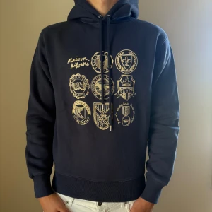 Maison kitsune hoodie  - Säljer denna riktigt snygga maison kitsune hoodie, perfa nu till hösten. Den är helt ny, aldrig använd. Tagg sitter fortfarande på. Nypris på denna är 3000kr. Obs, priset går o diskutera vid snabba köp.