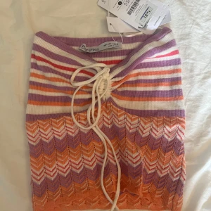 Tube topp från berskha - Superfin stickad tube topp från berskha, helt ny och aldrig använd. Snörning i fram som man kan knyta runt halsen eller som en roset i fram. 