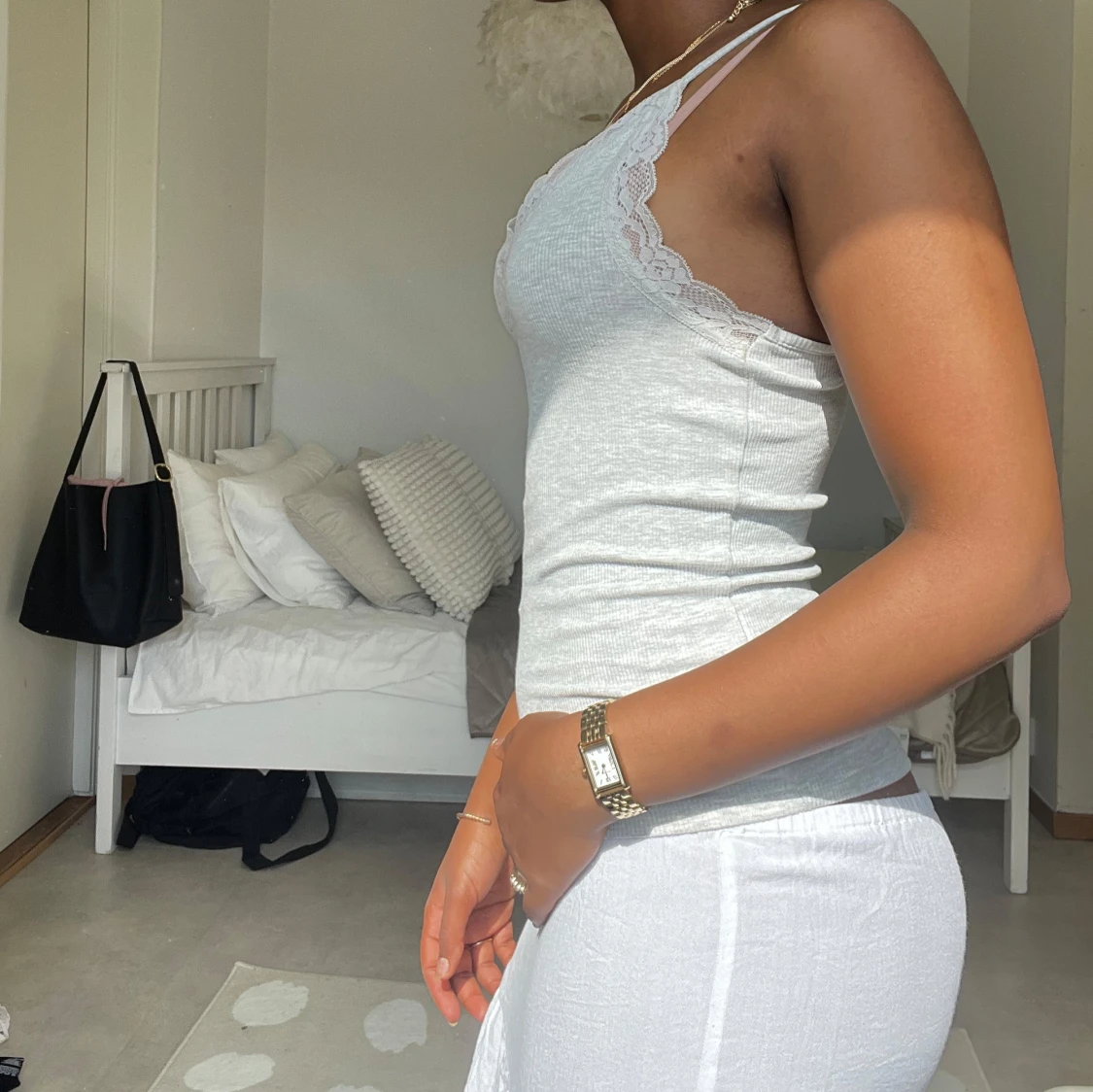 Ljusgrå ribbad linnetopp med spets - 1