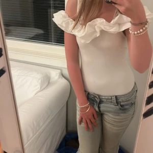 Vit offshoulder body  - Helt oanvänd ny body utan prislapp, jättebra skick och säljer då den inte kommer till användning ❤️original priset är 500kr🤩