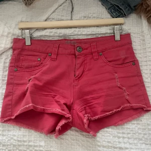 Skrik rosa jeansshorts - Snygga rosa unika  jeansshorts, storlek 38 men skulle säga att de är relativt liten i storleken. Shortsen har en superfin tvätt och lite slitningar på sidorna. 
