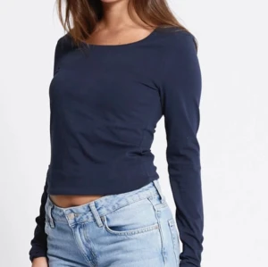 Mörkblå långärmad tröja - Säljer en mörkblå långärmad tröja från Lager157. Perfekt nu till hösten, säljer eftersom den inte kommer till användning. Säljer även en grå likadan fast i storlek S.