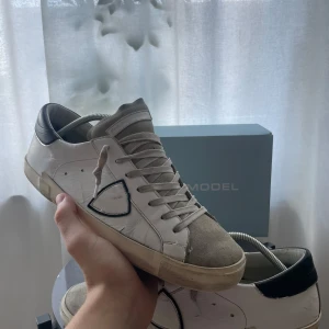 Philippe model PRSX - Säljer nu dessa philippe model skor då jag är sugen på annat, storleken är 44 och de är extremt bekväma. Nypriset ligger på ca 3500kr. Box och philippe model taggen medföljer. Endast små defekter på undersidan av sulan men har fortfarande extremt mycket kvar att ge!