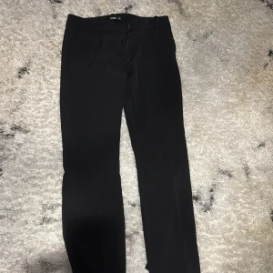 Svarta lowwaist kostymbyxor från Bik Bok - Svarta lowwaist kostymbyxor från Bik Bok med klassisk rak passform och bälteshällor. Byxorna har diskreta fickor fram. Perfekta för en clean och stilren look. Aldrig använda bara en gång dom var för småa!  Storlek M inga skador💞